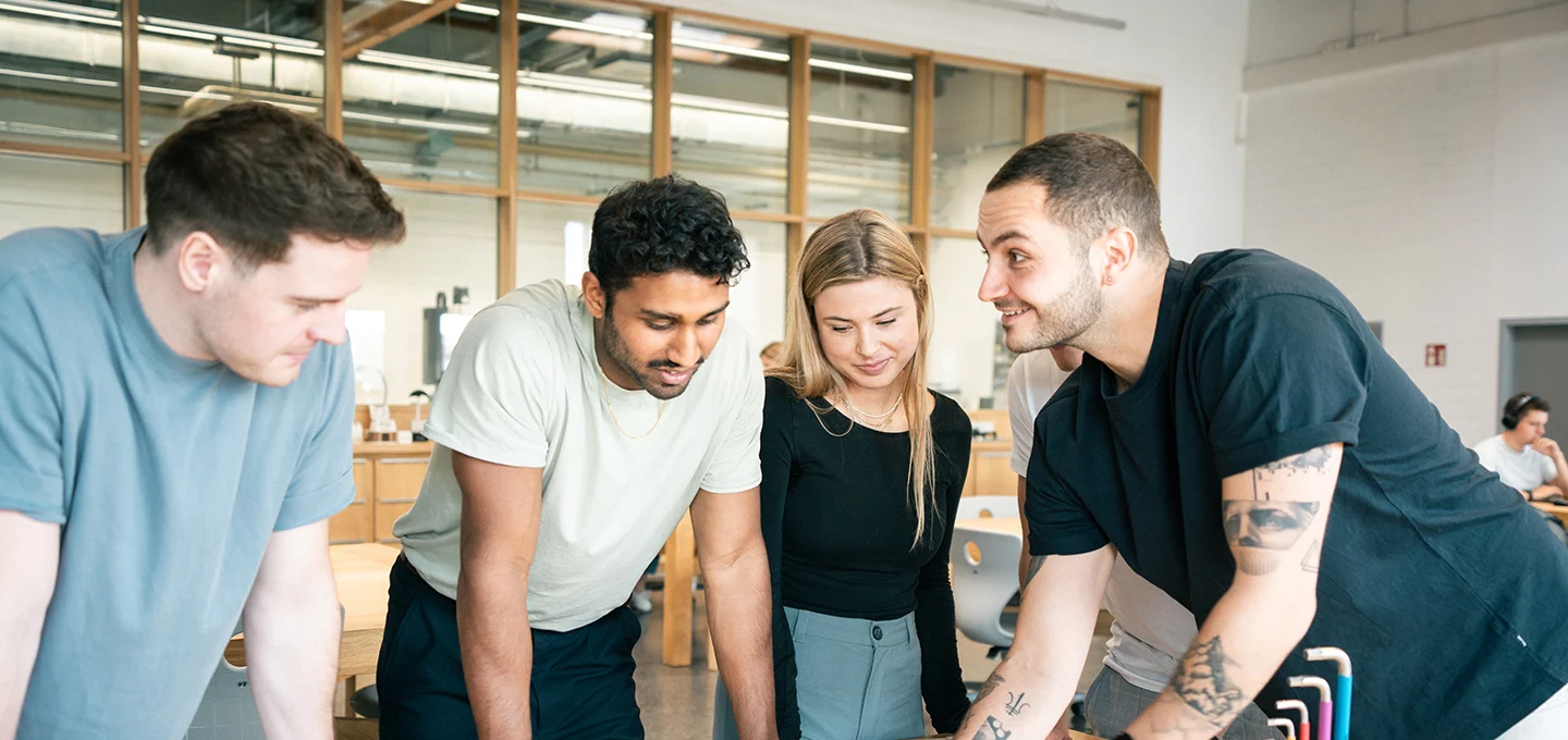 Foto mit Studierenden und Dozent